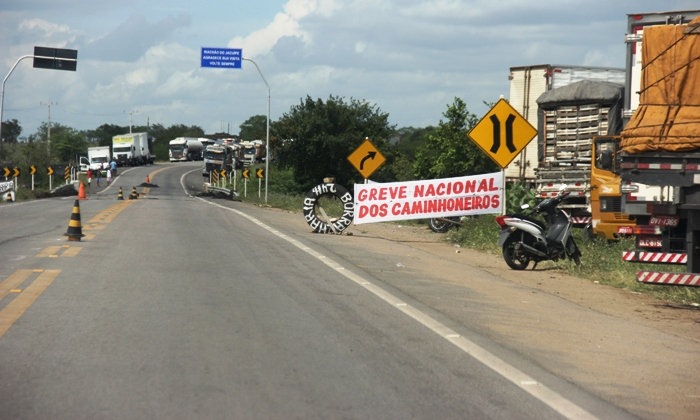 Caminhão carregado de carne é parado em Riachão do Jacuípe e prefeito oferece um boi para ser liberado