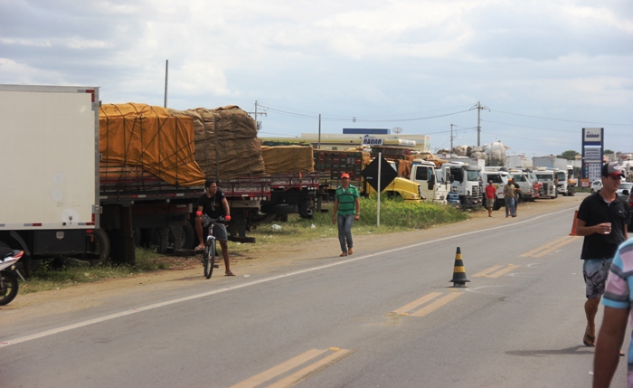 Caminhão carregado de carne é parado em Riachão do Jacuípe e prefeito oferece um boi para ser liberado
