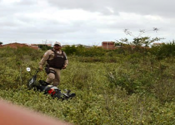 Homem é encontrado morto com motocicleta sobre seu corpo