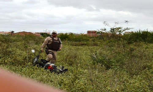 Homem é encontrado morto com motocicleta sobre seu corpo