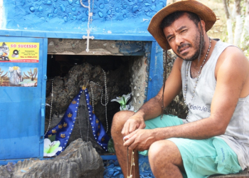 Homem diz vê imagem de Senhora Aparecida em pedra e afirma que local se tornou santo