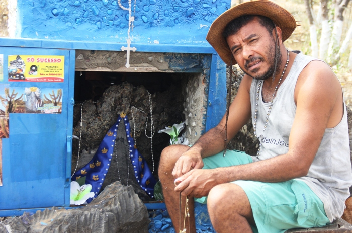 Homem diz vê imagem de Senhora Aparecida em pedra e afirma que local se tornou santo
