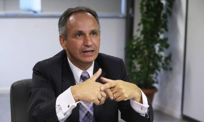 Presidente do INSS é demitido após contratação milionária de empresa com sede em depósito de bebidas