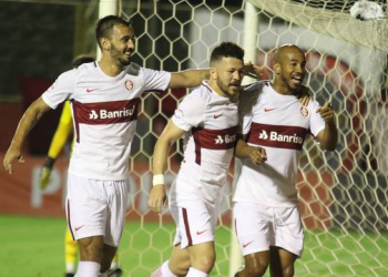 Vitória reage depois de estar perdendo de 2 a 0, mas leva gol nos acréscimos e é derrotado pelo Inter