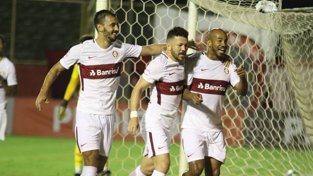 Vitória reage depois de estar perdendo de 2 a 0, mas leva gol nos acréscimos e é derrotado pelo Inter