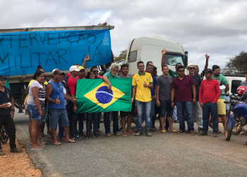 Em apoio aos caminhoneiros, manifestantes bloquearam a BR 324 nos municípios de Jacobina e Ourolândia
