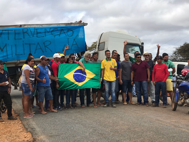 Em apoio aos caminhoneiros, manifestantes bloquearam a BR 324 nos municípios de Jacobina e Ourolândia