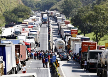 Grupos políticos estão bloqueando caminhões nas rodovias, diz ABCam