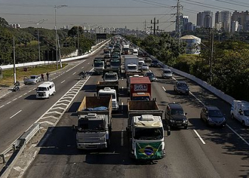 Apesar de acordo em Brasília, caminhoneiros mantêm paralisação nas rodovias baianas