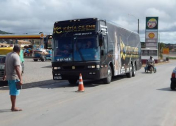 Ônibus da cantora Kátia Cilene e do Bonde do Vaqueiro são parados em Euclides da Cunha