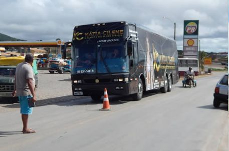 Ônibus da cantora Kátia Cilene e do Bonde do Vaqueiro são parados em Euclides da Cunha