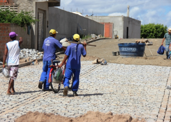 Retirolândia – Prefeitura realiza pavimentação de várias ruas do Bairro Almir Oliveira