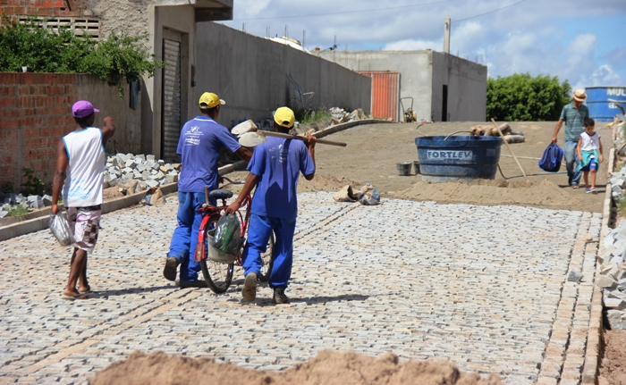 Retirolândia – Prefeitura realiza pavimentação de várias ruas do Bairro Almir Oliveira