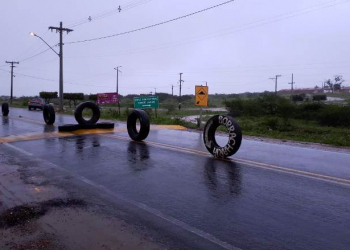 Mesmo debaixo de chuva, coiteenses iniciam bloqueio de rodovia