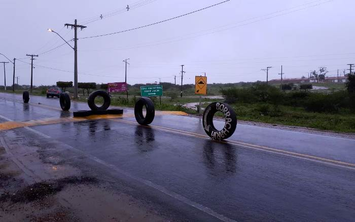 Mesmo debaixo de chuva, coiteenses iniciam bloqueio de rodovia