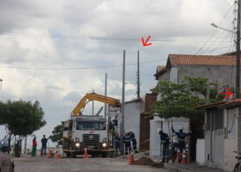 COELBA começa a remover rede elétrica que passa sobre as casas em bairro de Retirolândia