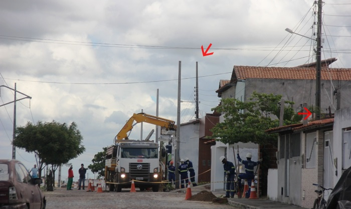 COELBA começa a remover rede elétrica que passa sobre as casas em bairro de Retirolândia