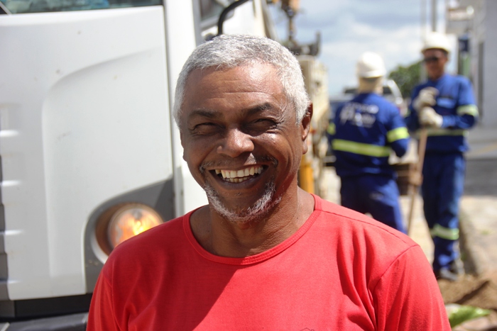 COELBA começa a remover rede elétrica que passa sobre as casas em bairro de Retirolândia