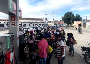 Combustíveis chegam em dois postos de Coité e longas filas são formadas; diferença no valor da gasolina é de R$ 1,39