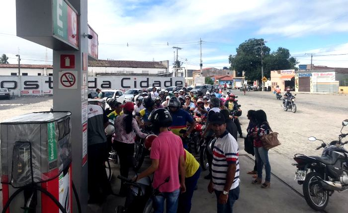 Combustíveis chegam em dois postos de Coité e longas filas são formadas; diferença no valor da gasolina é de R$ 1,39