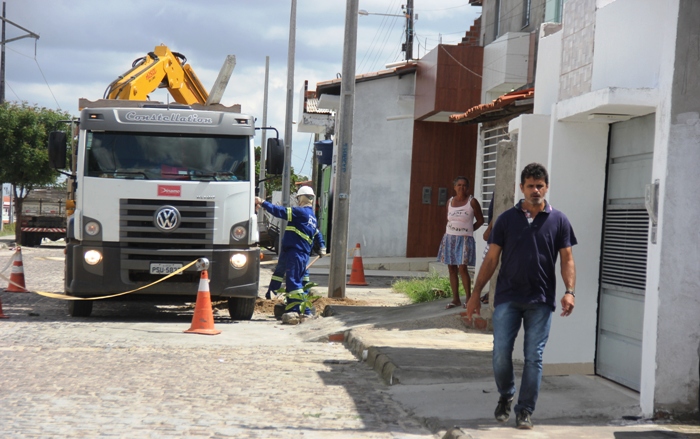 COELBA começa a remover rede elétrica que passa sobre as casas em bairro de Retirolândia