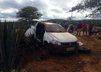 Professora morre e três pessoas da mesma família ficam feridas após carro capotar na zona rural de Santaluz