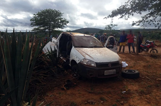 Professora morre e três pessoas da mesma família ficam feridas após carro capotar na zona rural de Santaluz