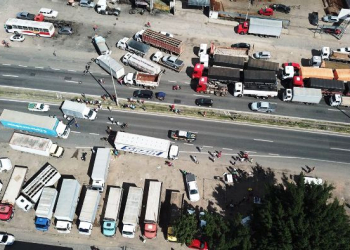 Caminhoneiros protestam na BR-116 Norte em Feira de Santana no segundo dia de paralisação