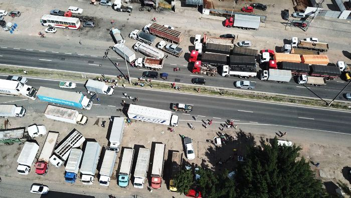 Caminhoneiros protestam na BR-116 Norte em Feira de Santana no segundo dia de paralisação