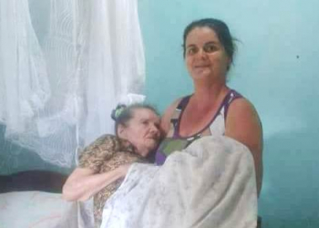 Singela homenagem: mulher dedica seu dia exclusivamente para cuidar da mãe em Coité