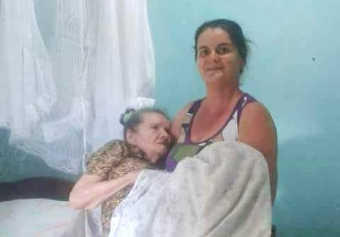 Singela homenagem: mulher dedica seu dia exclusivamente para cuidar da mãe em Coité