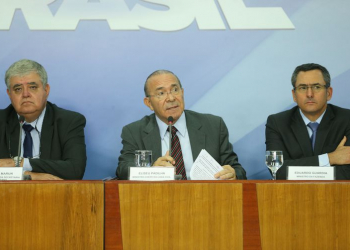 Governo e caminhoneiros fecham acordo; protesto é suspenso por 15 dias