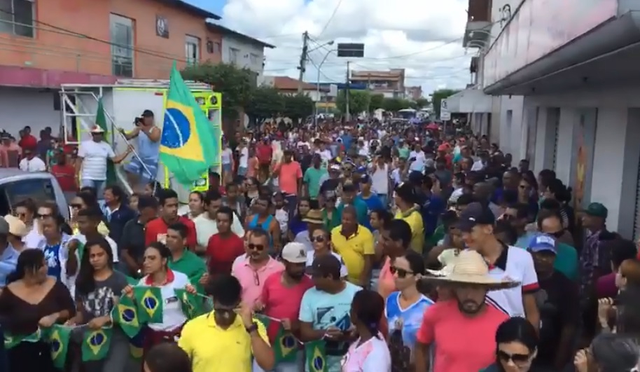 Manifestação das rodovias ganha às ruas e avenidas de Riachão do Jacuípe