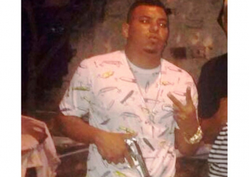 Suspeito de tráfico e homicídios que ostentava armas na web é morto em confronto com polícia em Salvador