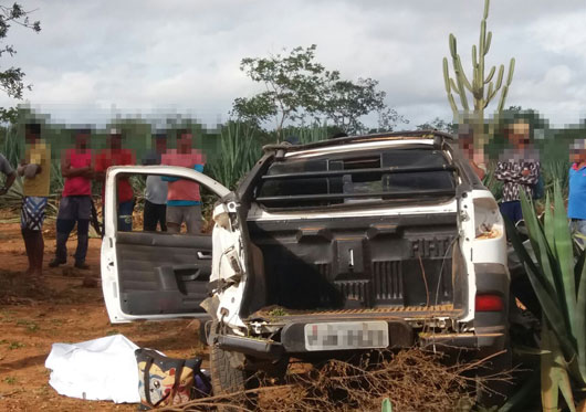 Professora morre e três pessoas da mesma família ficam feridas após carro capotar na zona rural de Santaluz