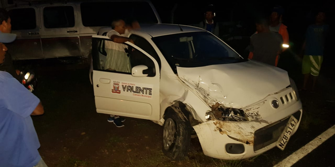 Carro da Câmara Vereadores de Valente colide com Veraneio na BA-120, entre Serrinha e Coité