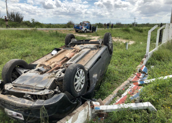 Dez minutos após ser multado em blitz, motorista capota carro com 4 pessoas entre Valente e Santaluz