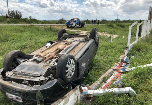 Dez minutos após ser multado em blitz, motorista capota carro com 4 pessoas entre Valente e Santaluz