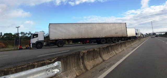 Caminhoneiro fecha guichê de pedágio em protesto no CIA-Aeroporto