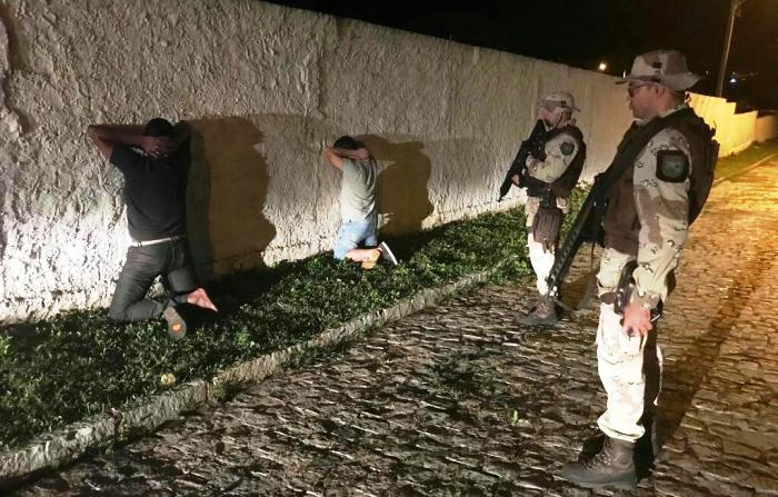 Assaltantes tombam caminhão na BR-110 e acabam presos