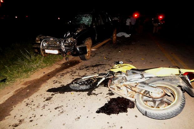 Colisão envolvendo motocicleta e caminhonete deixa um morto na BA 220