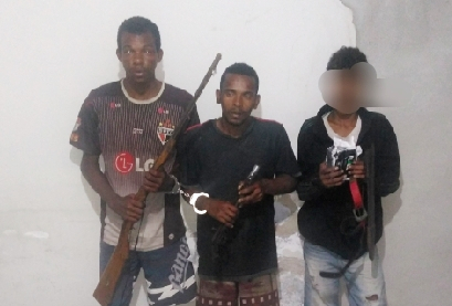 Santaluz – PM prende localiza três indivíduos quando dividiam os objetos do furto a delegacia e outros comércios