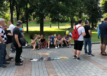 Baianos ‘bombam na web’ com foto na fila do Kremlin, em Moscou