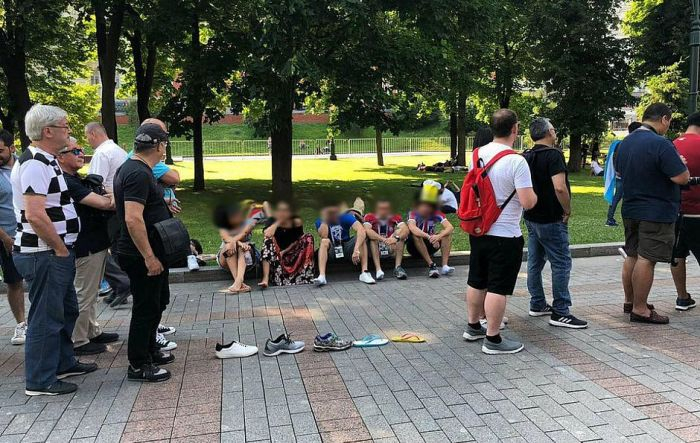Baianos ‘bombam na web’ com foto na fila do Kremlin, em Moscou