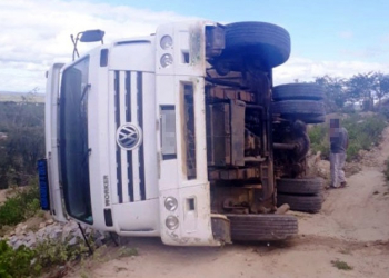 Menino de 2 anos fica ferido após caminhão carregado de pedra tombar