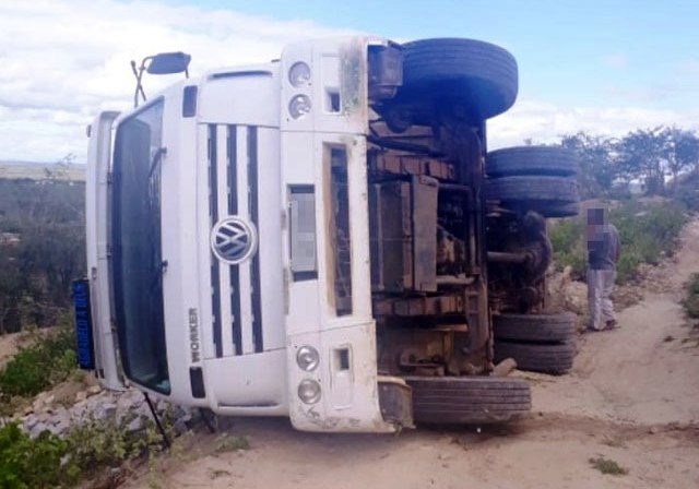 Menino de 2 anos fica ferido após caminhão carregado de pedra tombar