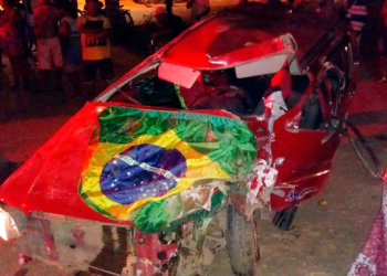 Homem morre após batida entre carro e caminhão-baú; veículo ficou destruído