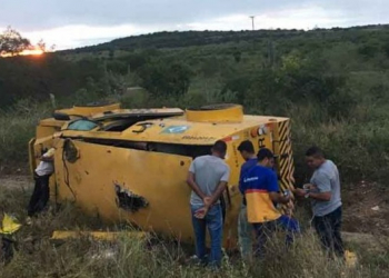 Carro forte é atacado por criminosos na BA 233