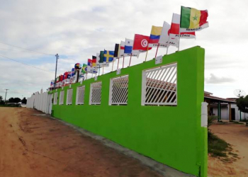 Retirolândia – Aposentado ornamenta muro da casa com bandeiras de todos os países participantes da Copa