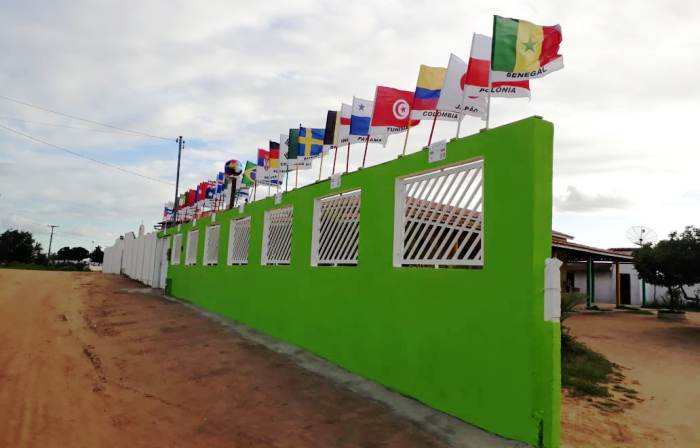 Retirolândia – Aposentado ornamenta muro da casa com bandeiras de todos os países participantes da Copa